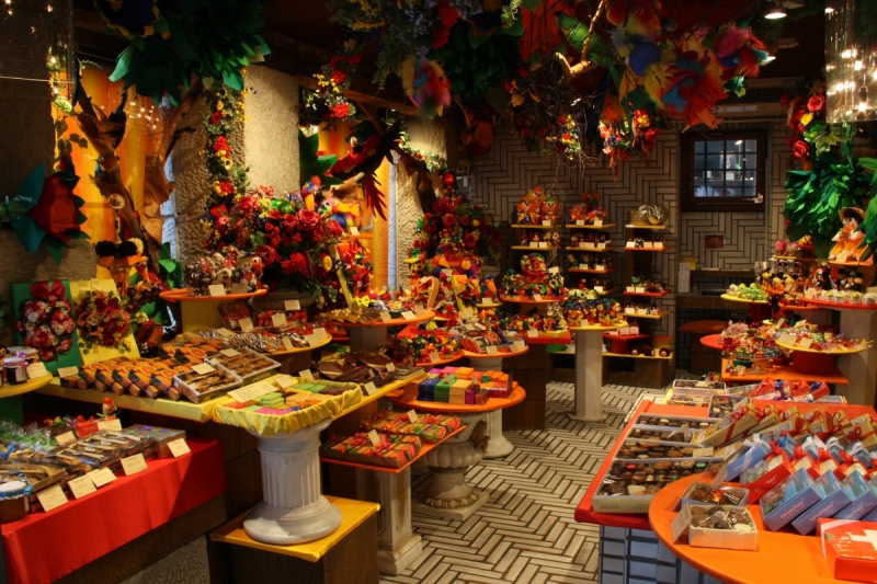 vitrine-CAUSSOLS-min_candy_store_chocolate_shop_chocolate_switzerland-393515